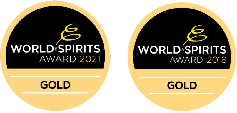 Zwei World Spirits Award Gold Plaketten für 2021 und 2018 in Schwarz und Goldfarben