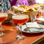 Cocktailabend im Hofladen der Brennerei mit Cocktails und Snacks auf dem Hochtisch