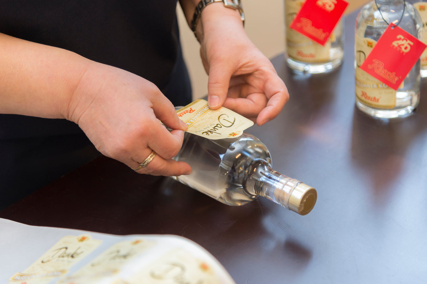 Händische Sonderetikettierung als Spezialflasche für Danksagung von Rosche