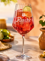 Das Aperitif-Glas gefüllt mit Hanni Spritz auf einem gedeckten Tisch