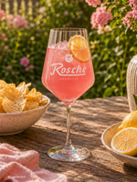 Das Aperitif-Glas gefüllt mit Tropical Spritz auf einem gedeckten Tisch