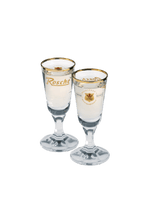 Zwei Rosche Club Gläser mit goldenen Rändern gefüllt mit klarem Getränk Kornbrand