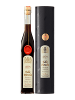 Edle Kirsche Premium Kirschlikör Flasche 0,5 l mit rotem Siegel neben schwarzer Geschenkverpackung