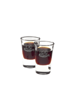 Zwei mit dunklem Likör gefüllte Stamper-Gläser mit Tinklang-Logo auf weißem Hintergrund