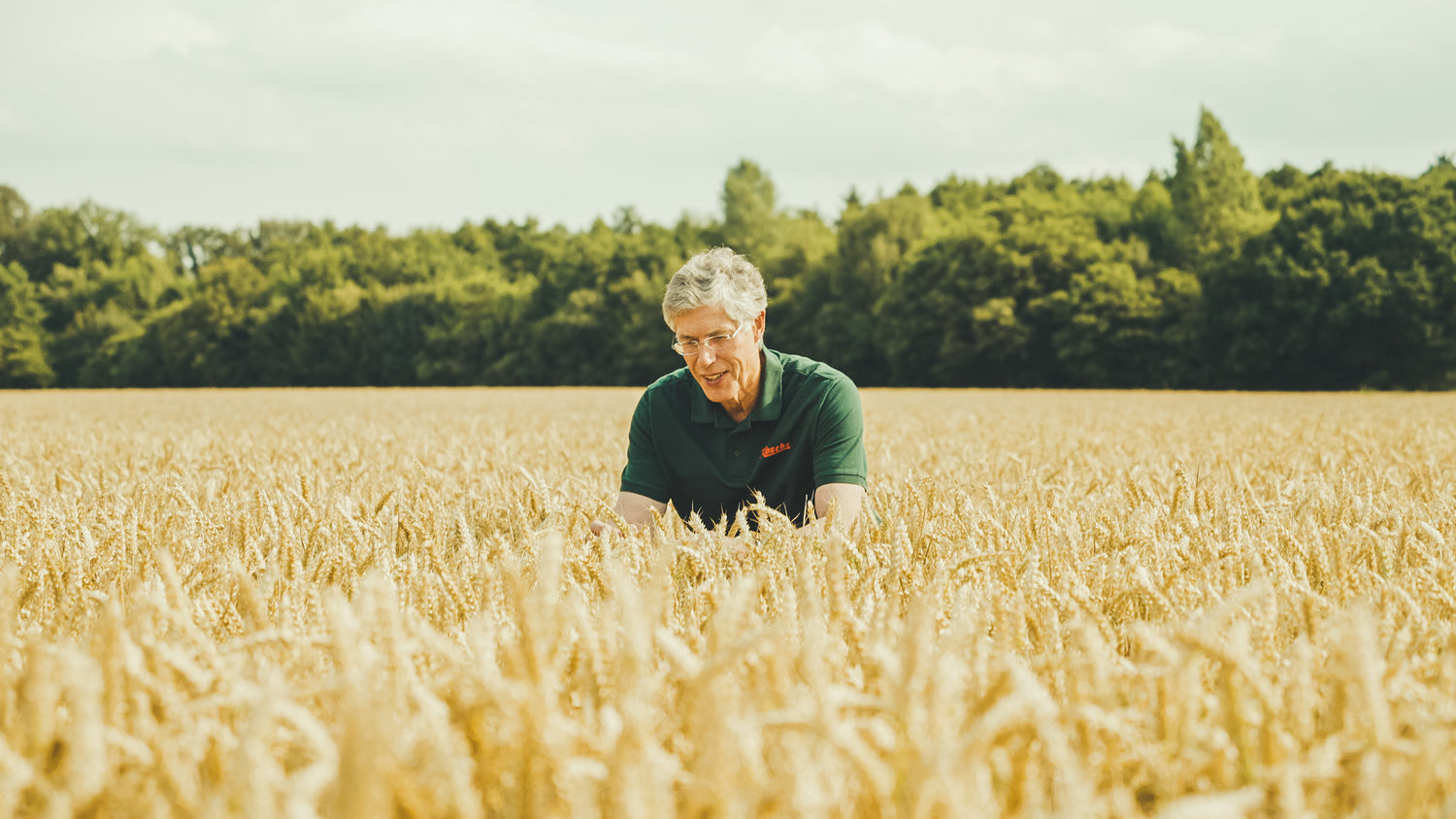 Jo Rosche bei der Qualitätskontrolle im Feld