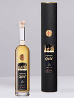 Flasche Oldenburger Gold Likör neben schwarzer Geschenkverpackung mit goldener Beschriftung