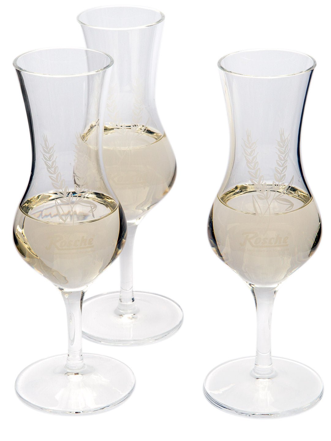 Drei Kristallgläser mit weißem Wein, dekoriert mit Ährenmuster, auf weißem Hintergrund